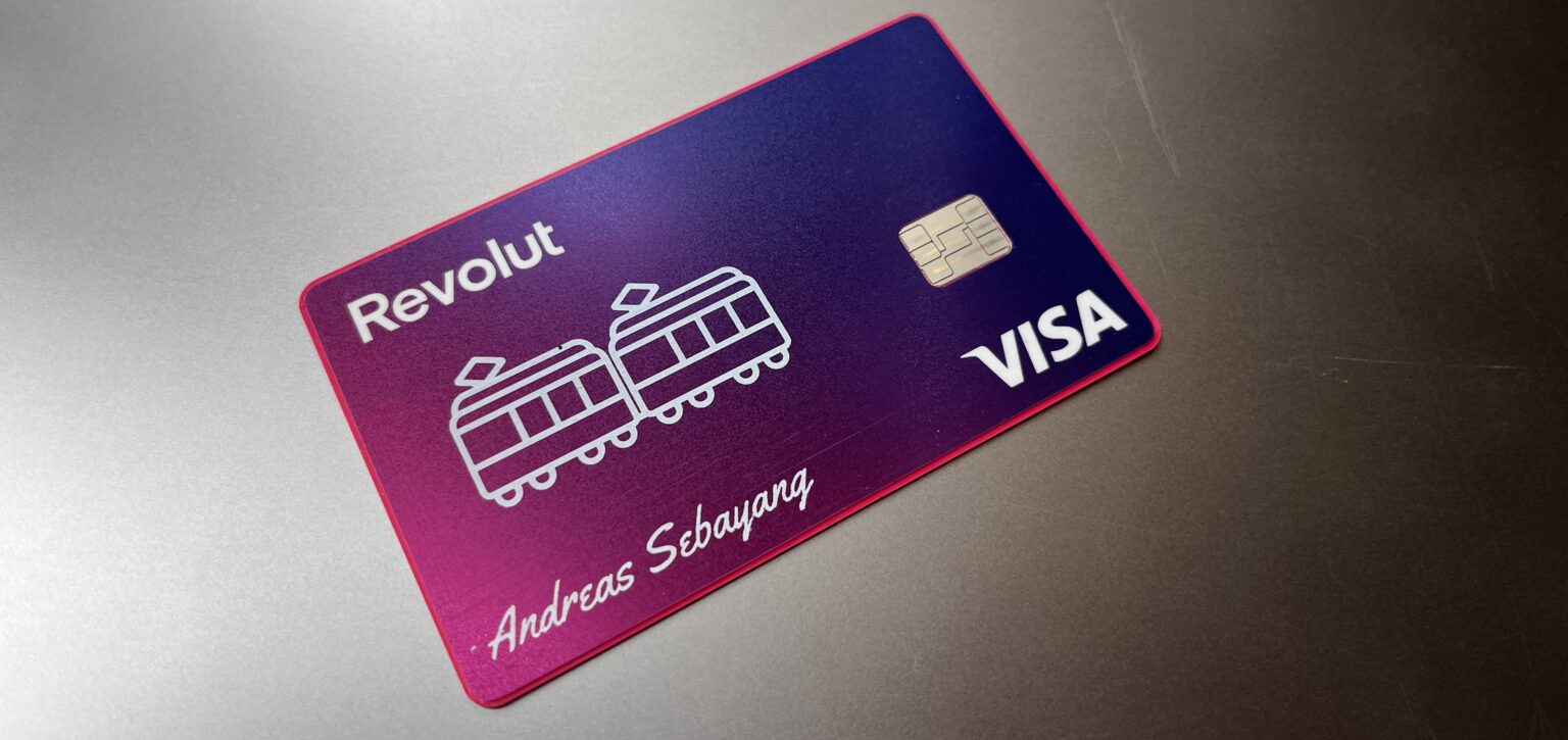 Visa-Karte mit zwei Straßenbahnen und dem Namen des Autors aufgedruckt.
