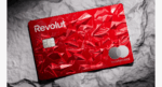 Rote Metallkarte mit Mastercard-Logo.