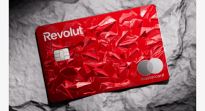 Rote Metallkarte mit Mastercard-Logo.