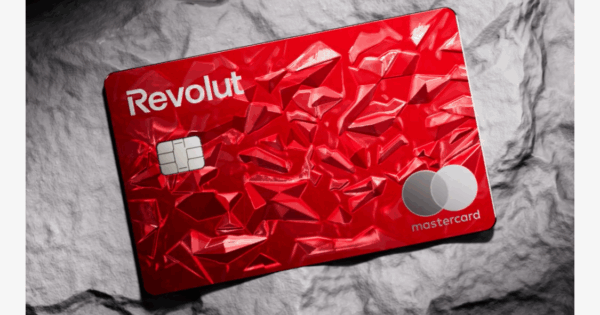 Rote Metallkarte mit Mastercard-Logo.