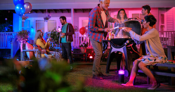 Gartenparty mit smarter Außenbeleuchtung