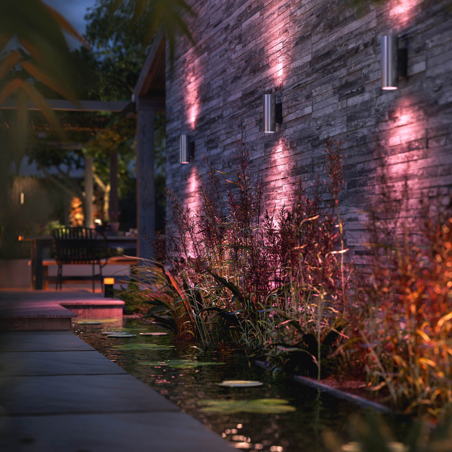 Wandleuchte Appear von Philips Hue leuchtet in Magenta