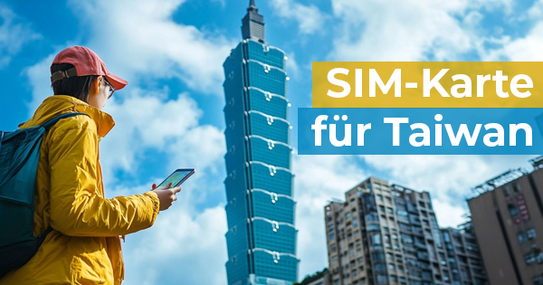 Tourist steht mit Smartphone vor dem Wolkenkratzer Taipei 101.