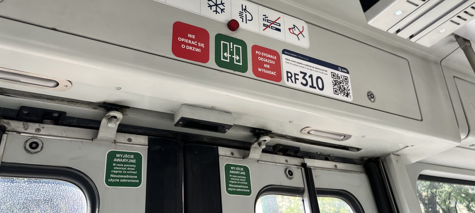 Angaben zur Fahrzeugnummer über dem Türbereich einer Tram.