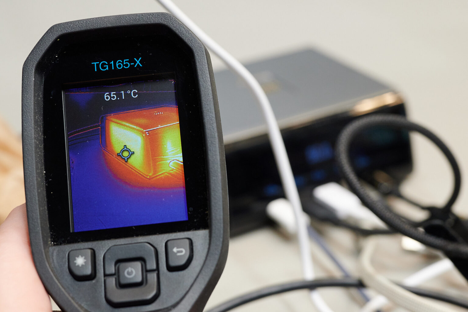 Foto einer wärmebildkamera, die af den Charger zeigt mit 65,1 Grad Celsius.