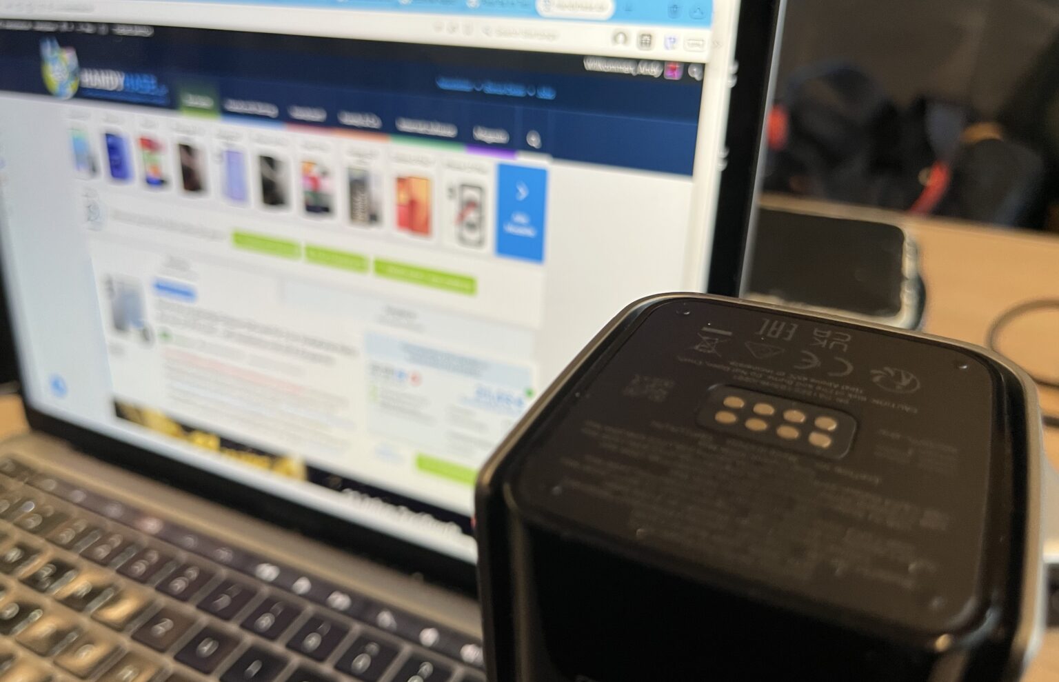 Acht Kontaktflächen auf der Unterseite der Powerbank.