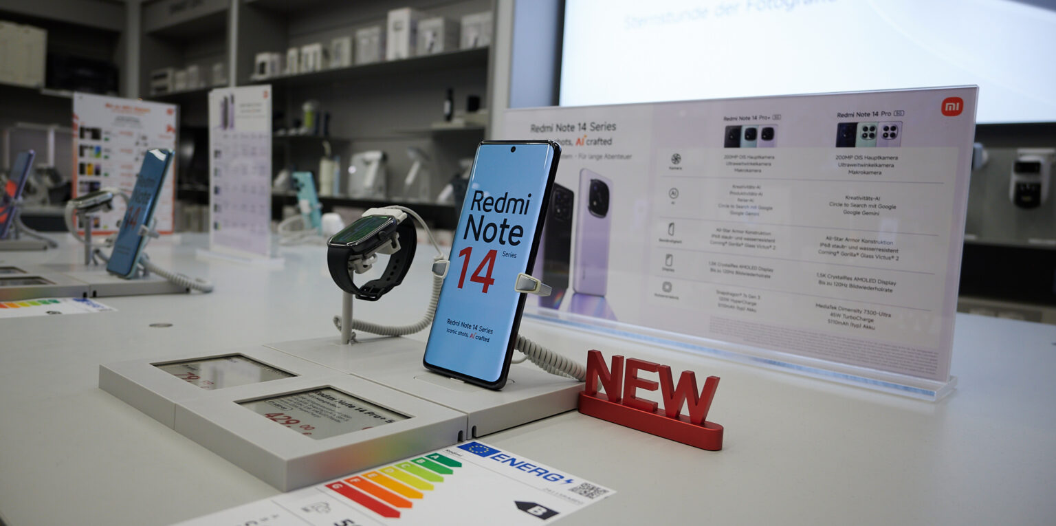 Das Redmi 14 Note in der Aufstellung samt Datenblatt.
