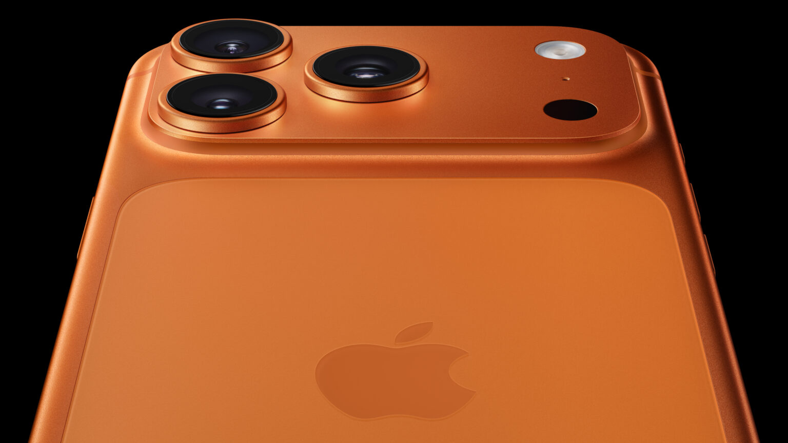 Das iPhone 17 Pro mit Fokus auf die Kameraeinheit in Orange.