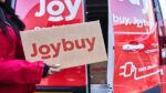 Joybuy elektrischer Lifervan wird beladen mit Joybuy-Karton.