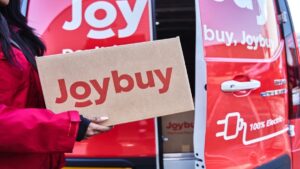 Joybuy elektrischer Lifervan wird beladen mit Joybuy-Karton.