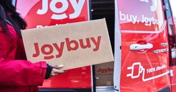 Joybuy elektrischer Lifervan wird beladen mit Joybuy-Karton.