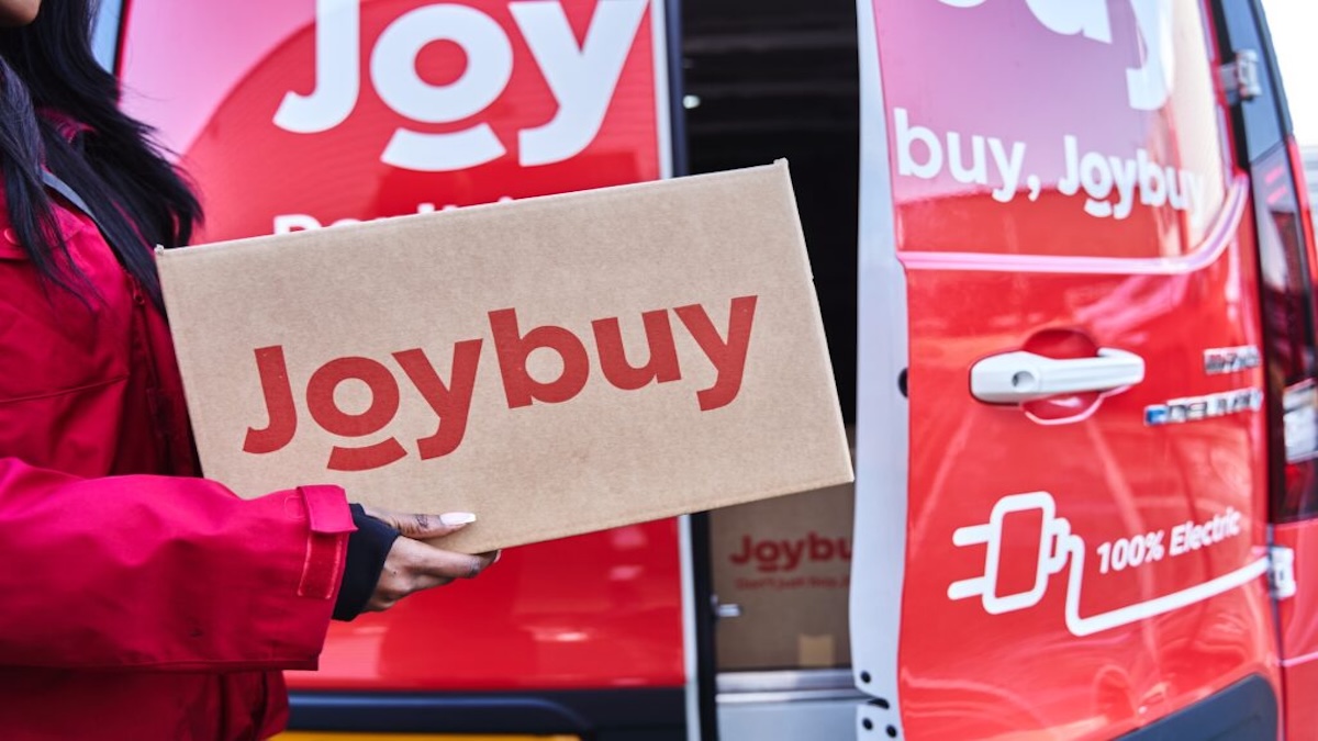 Joybuy elektrischer Lifervan wird beladen mit Joybuy-Karton.