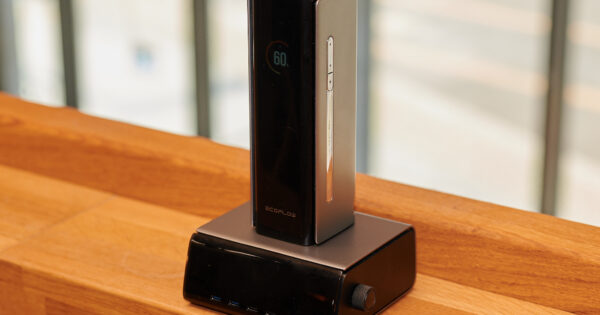 Rapid Pro Powerbank oben angedockt auf dem Charger Pro.