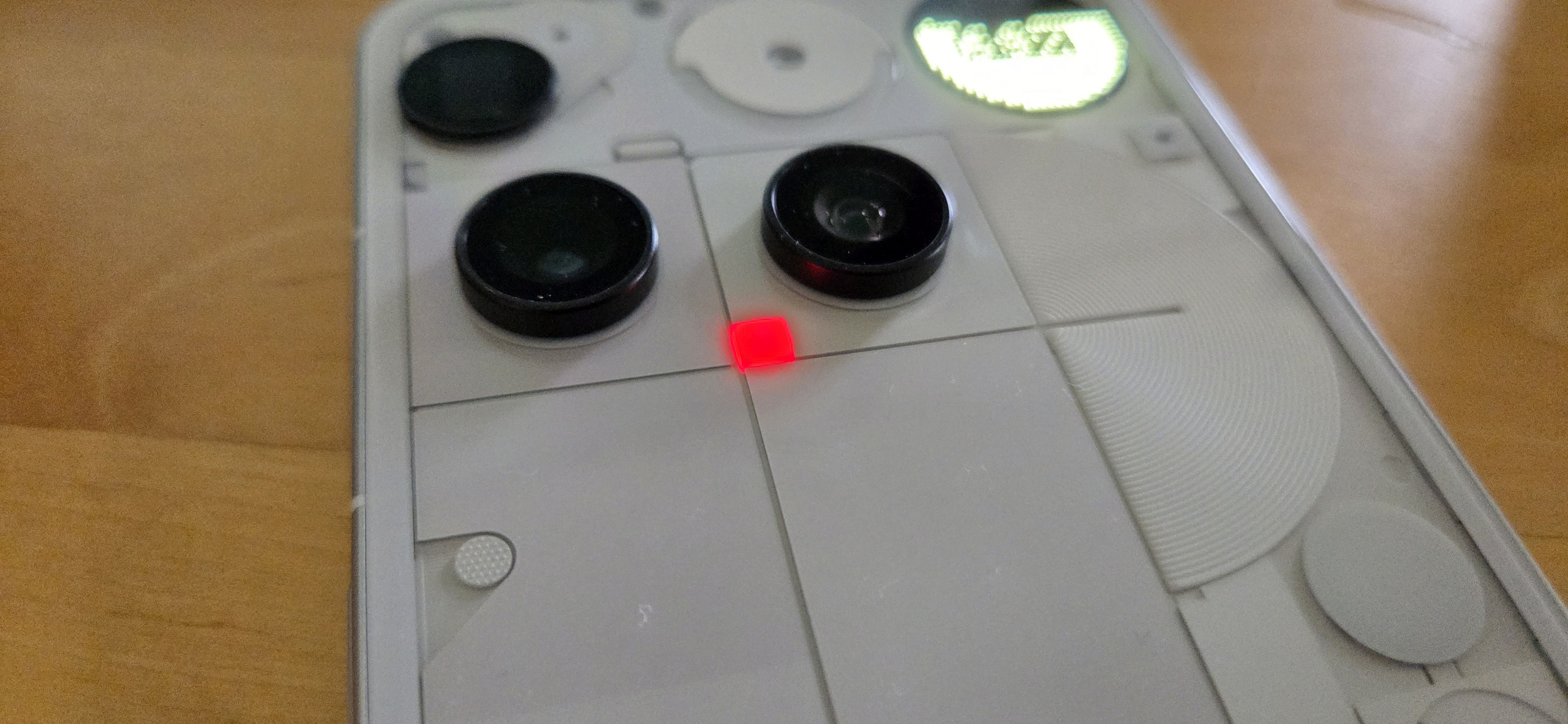 Witziges Detail: Die rote Lampe zeigt an, wenn Videos oder Interviews aufgenommen werden. (Foto: Sven Wernicke)