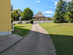Einfahrt mit Weitwinkel