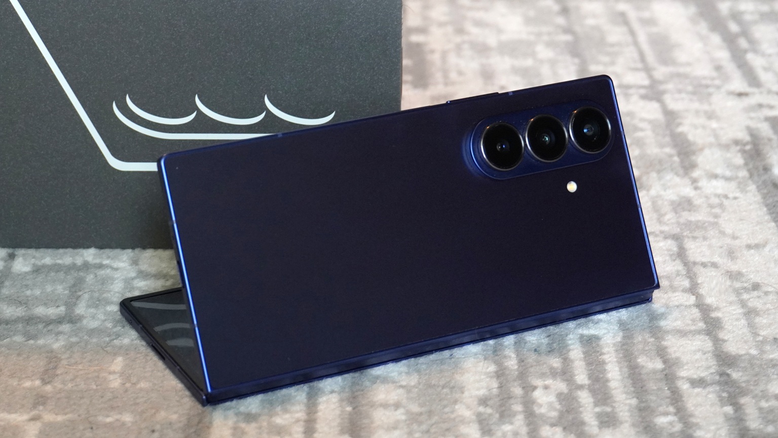 Ausladender Kamerabuckel