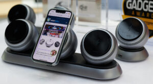 iPhone 13 Mini mit Handyhase-Webseite auf einer von sechs Kugeln aufgebracht.