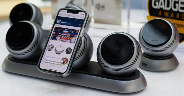 iPhone 13 Mini mit Handyhase-Webseite auf einer von sechs Kugeln aufgebracht.