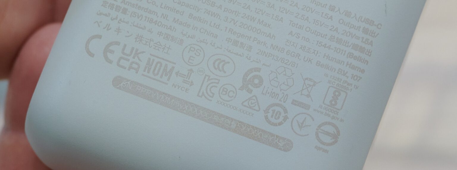 CCC-Logo zusammen mit vielen anderen Logos auf einer Powerbank.