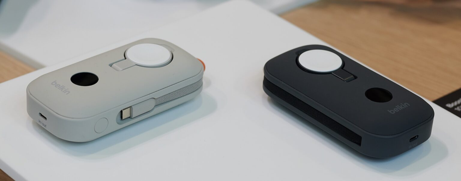 Zwei der Powerbanks ausgestellt in schwarzer und heller Sandfarbe mit sichtbarem Apple-Watch-Lader eingeklappt..