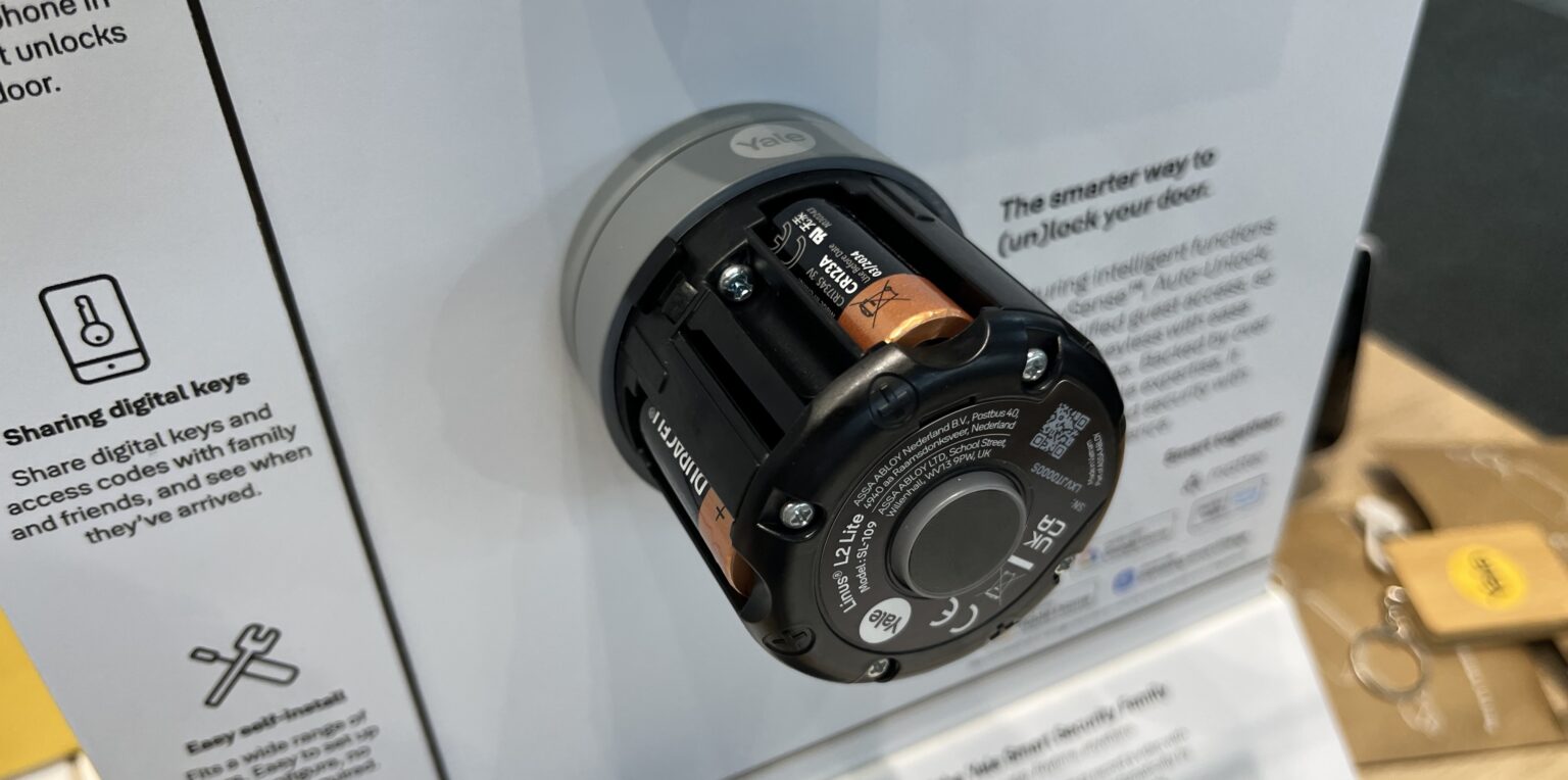 Offenes Smartlock mit zwei sichtbaren CR123-Batterien.