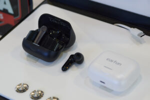 Stöpsel in weißem und schwarzen Ladecase.