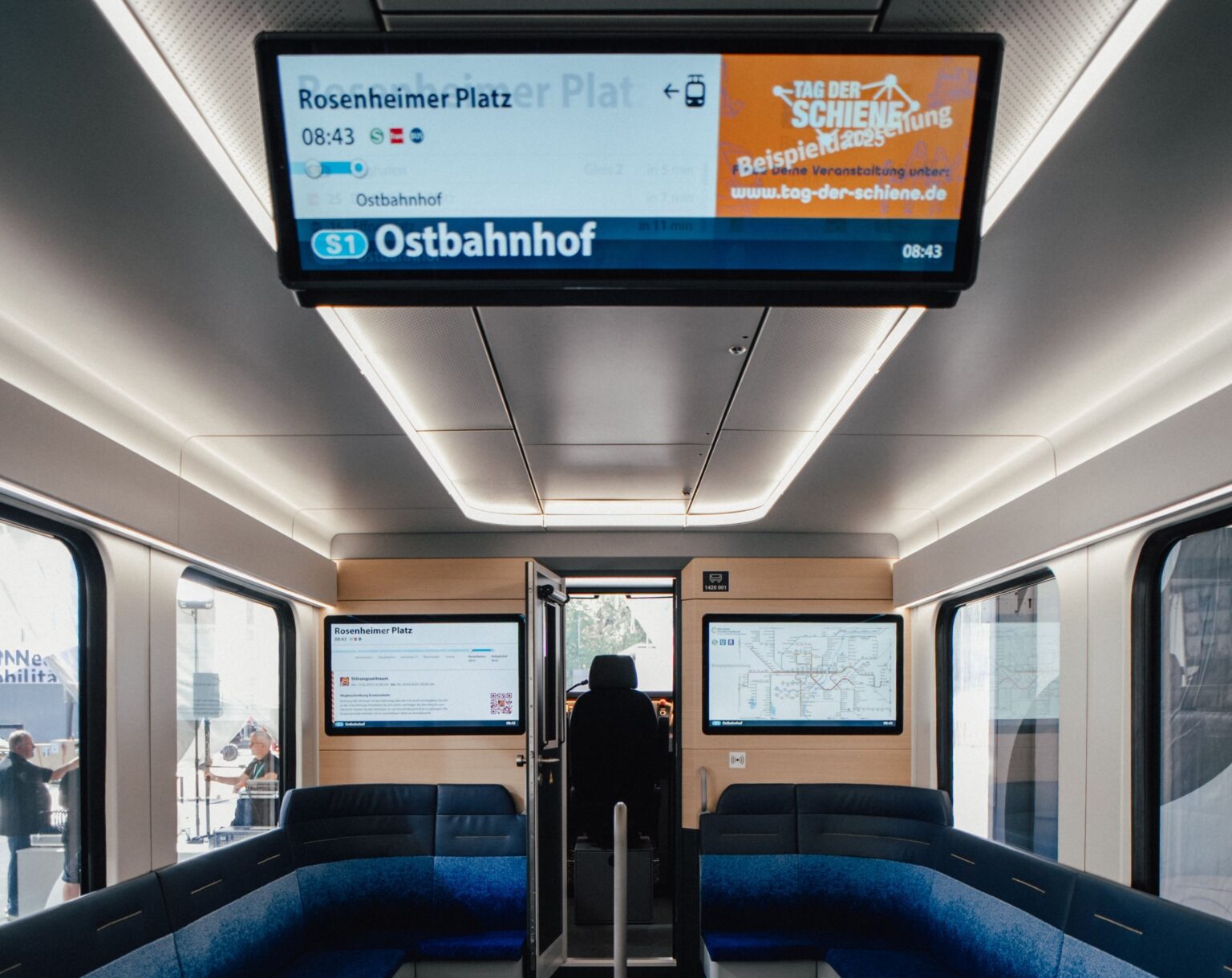 Blick in den Innenraum mit Rundum-Sitzgelegenheit vor dem Führerstand.