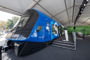 Ausgestelltes Modell der neuen S-Bahn für München in blauer Farbe.