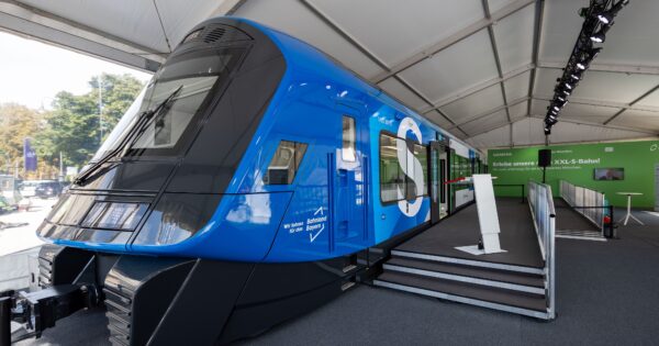 Ausgestelltes Modell der neuen S-Bahn für München in blauer Farbe.