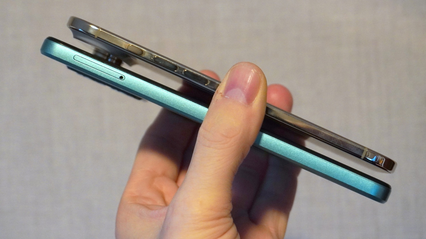 Dicke im Vergleich mit einem regulären Handy (c) André Reinhardt