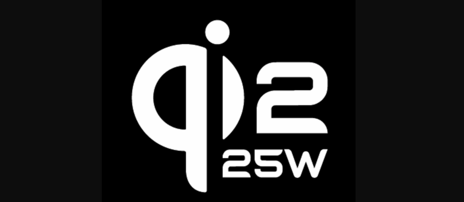 Neues weißes Qi2-Logo auf schwarzem Grund mit 25W für die Leistung angegeben.