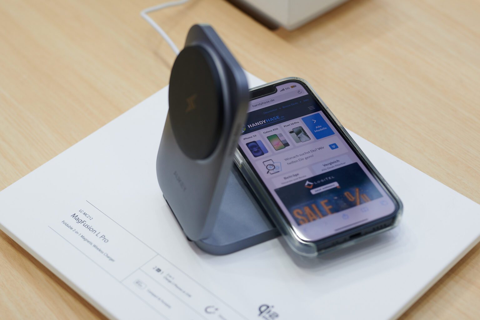 Reiseladegerät offen. Untere Position mit unserem iPhone 13 Mini belegt.