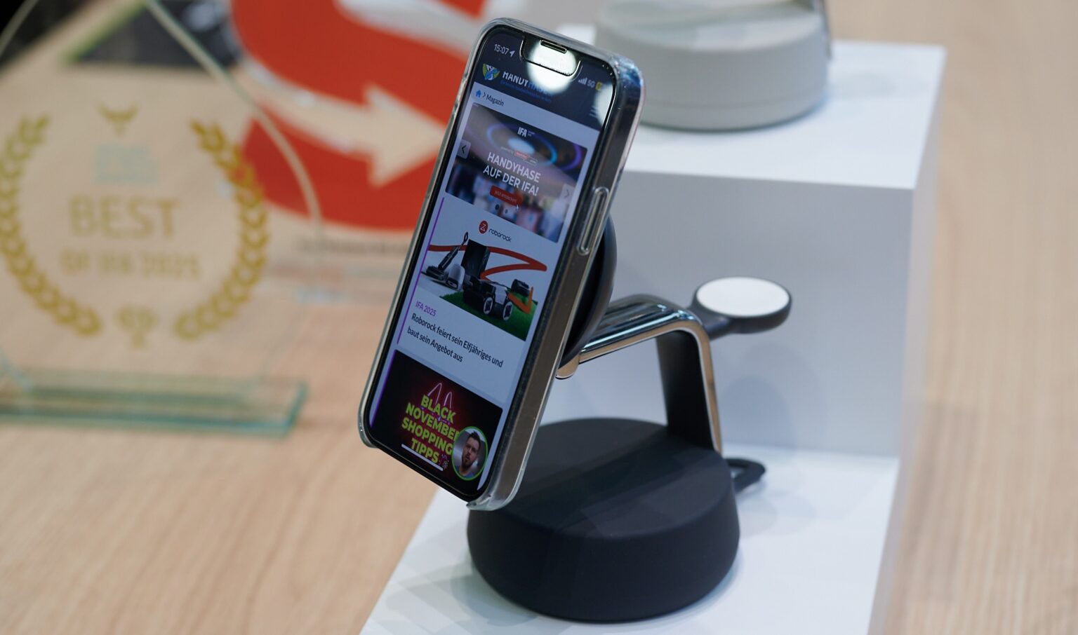 Smartphone mit Handyhase-Webseite auf dem Ladegerät.