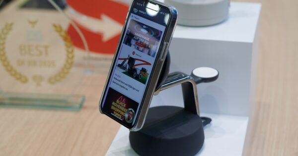Smartphone mit Handyhase-Webseite auf dem Ladegerät.