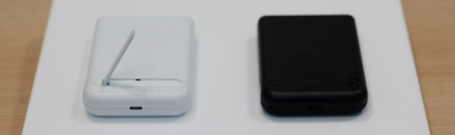 Zwei Powerbanks nebeneinander, schwarz und weiß. Einmal mit Standfuß nach oben.