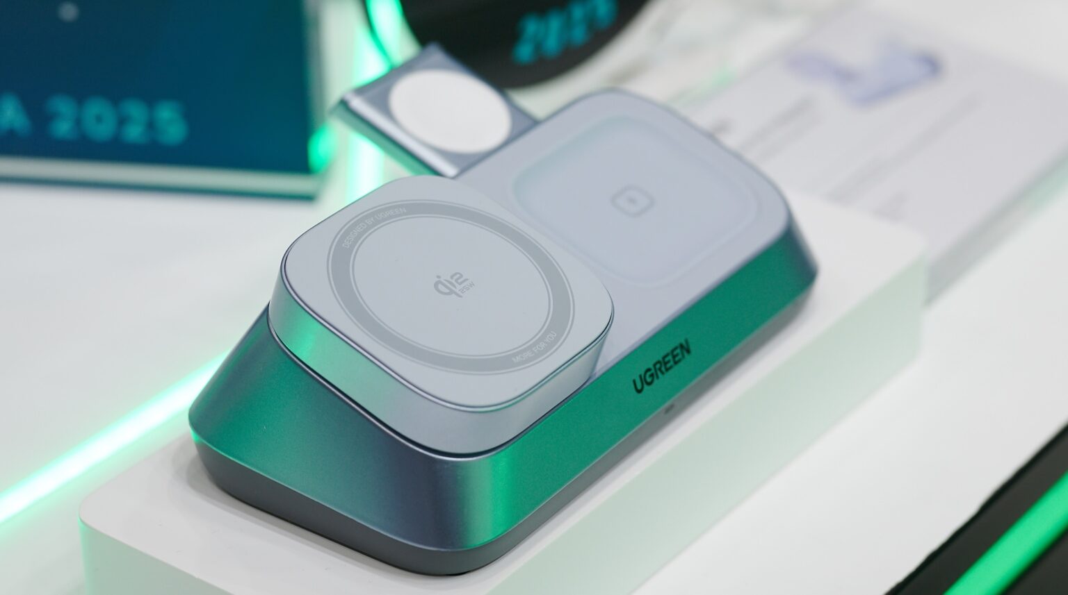 Qi2-LAdestation präsentiert auf der IFA, ohne Geräte.