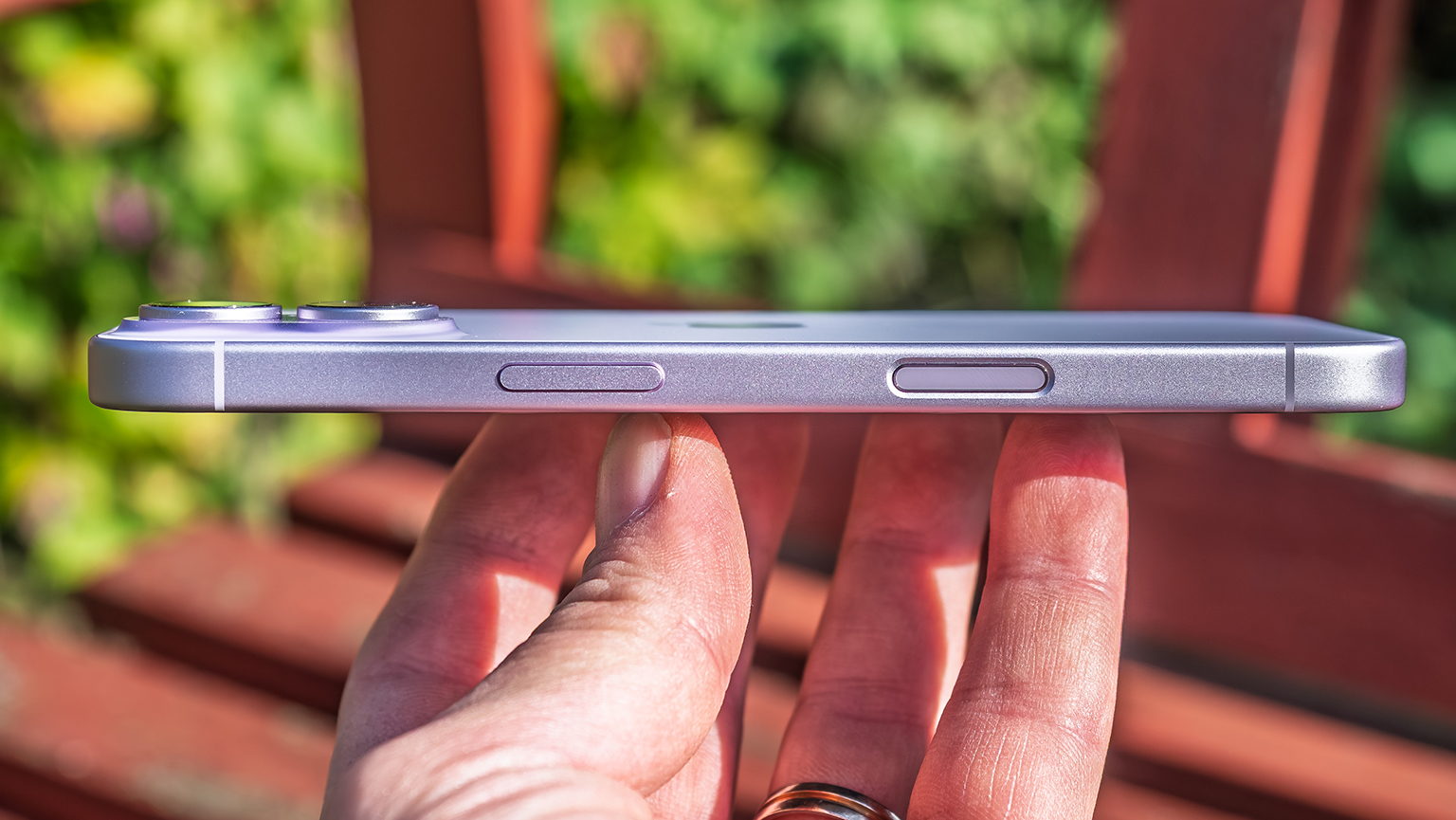 Das iPhone 17 in Lavendel von der Seite