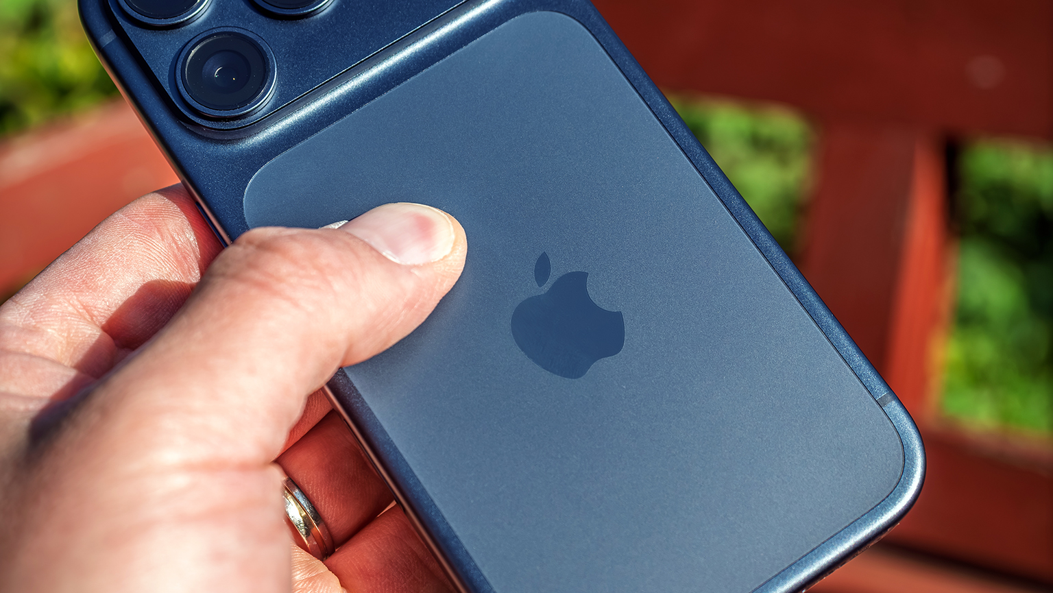 Eine Keramikschicht im unteren Teil der Rückseite soll Kratzer fern halten, macht das minimalistische iPhone-Design früherer Tage aber zunichte. (Bild: Berti Kolbow-Lehradt / Handyhase.de)