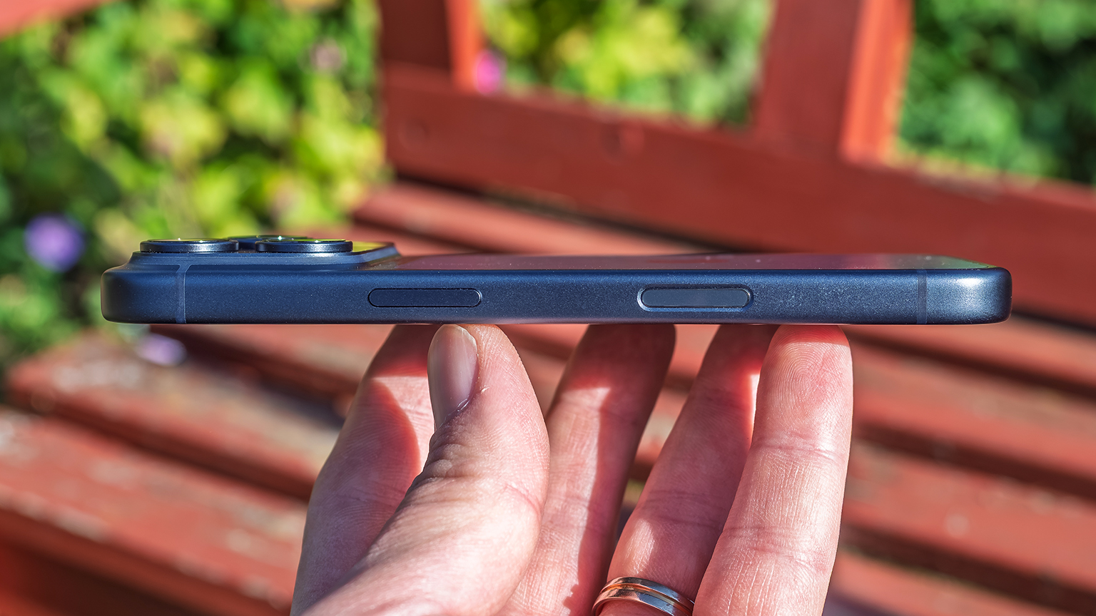 Wegen des dick auftragenden Kamerabuckels ist das iPhone 17 Pro nicht so schlank, wie es scheint. (Bild: Berti Kolbow-Lehradt / Handyhase.de)