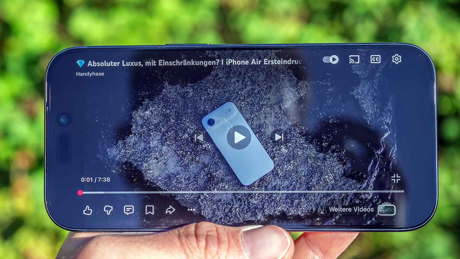 iPhone 17 Pro im Test mit aktivierten Display im Sonnenlicht