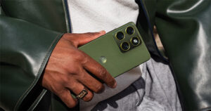 Motorola Edge 70 in einer Hand