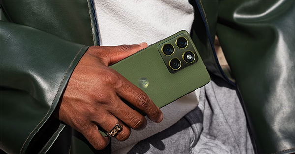 Motorola Edge 70 in einer Hand