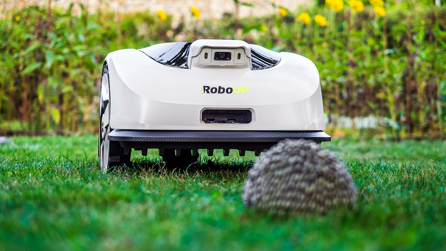 RoboUP Racoon 2 SE trifft auf Igelattrappe