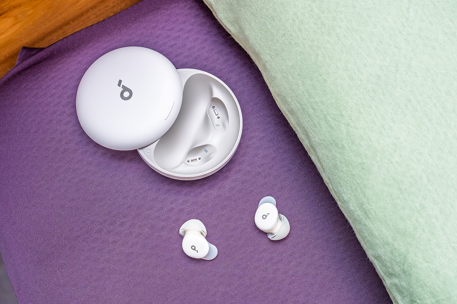 Soundcore Sleep A30 in Weiß neben Kissen