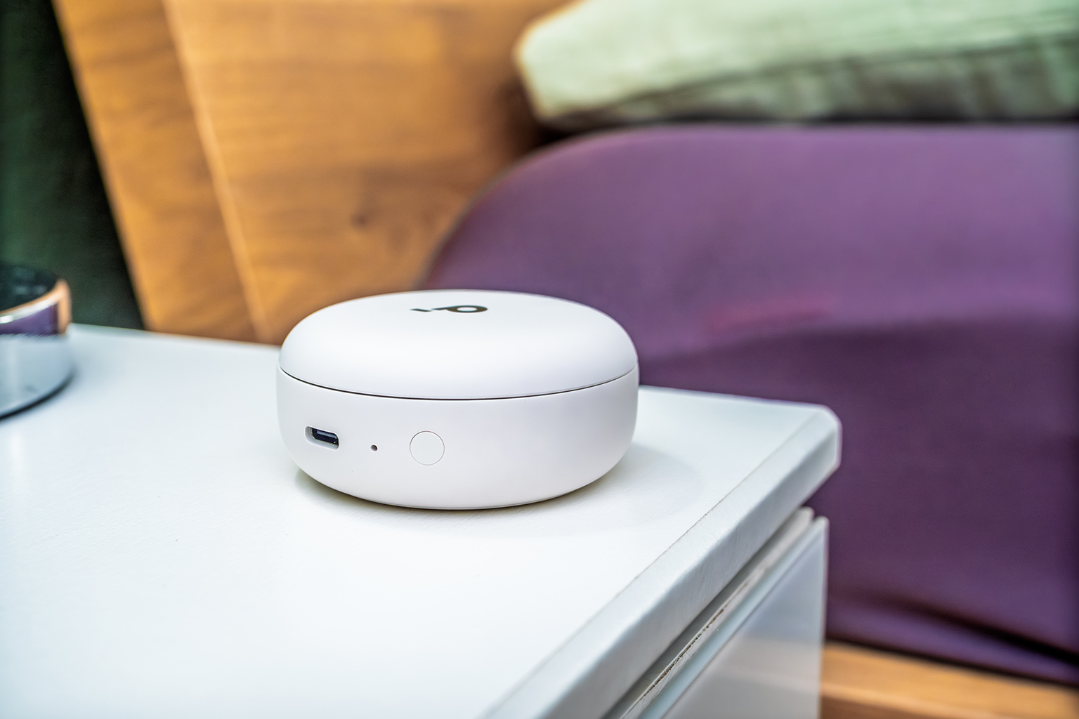 Ladeschale der Soundcore Sleep A30 neben dem Bettt