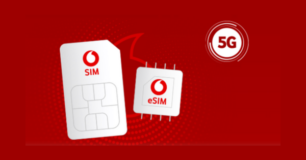 Vodafone SIM-Karten auf rotem Hintergrund - diese kommen oft mit gratis Datenvolumen