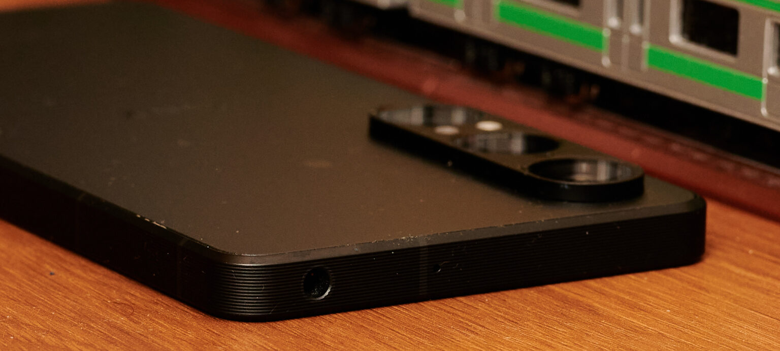 Xperia liegt auf einem Tisch auf dem Display mit Kopfhörerausgang sichtbar.