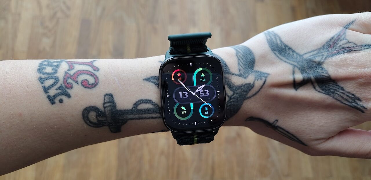 moto watch fit am Handgelenk