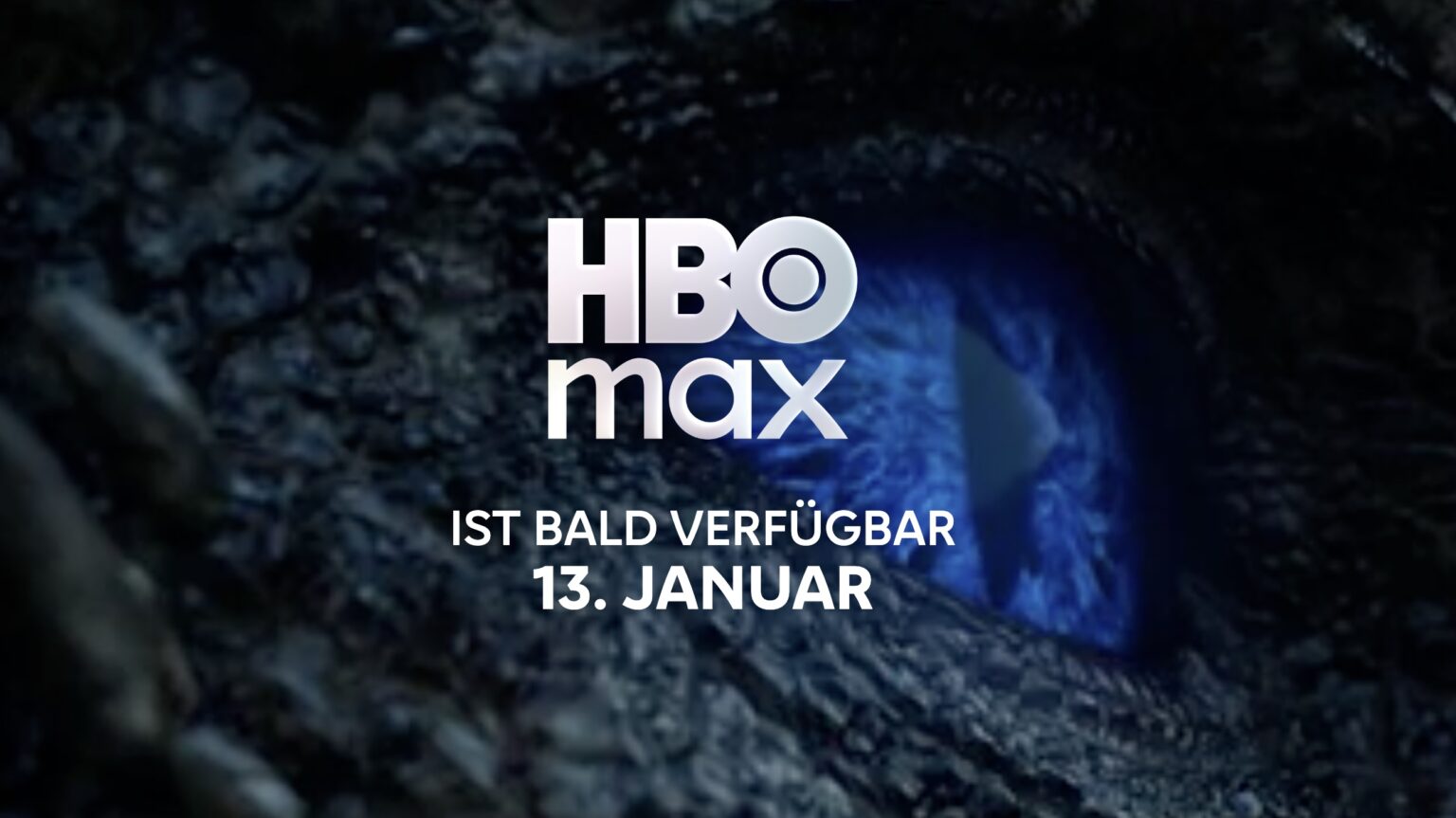 EIn blaues Auge eines Drachens schaut hinter dem HBO-Max-Logo hervor.