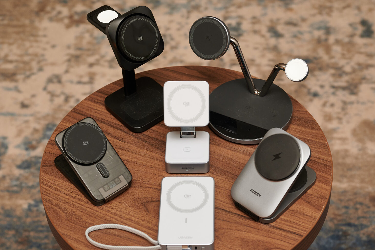 Sechs Ladegeräte sind auf einem runden Tisch platziert.